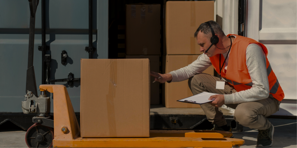 Trabalhador verificando informações em caixas de produtos importados