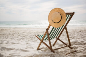 Cadeira de praia e chapéu